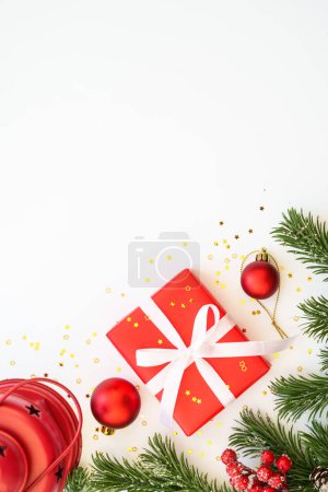 Foto de Caja de regalo de Navidad, linterna y decoraciones en fondo blanco. Vista superior con espacio de copia. - Imagen libre de derechos
