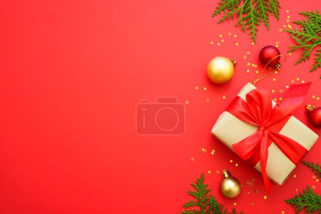 Foto de Regalo de Navidad y decoraciones navideñas en fondo rojo. Imagen plana con espacio de copia. - Imagen libre de derechos
