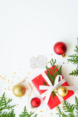 Foto de Caja regalo de Navidad y decoraciones en fondo blanco. Imagen plana con espacio de copia. - Imagen libre de derechos