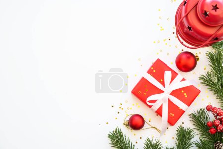Foto de Caja de regalo de Navidad, linterna y decoraciones en fondo blanco. Vista superior con espacio de copia. - Imagen libre de derechos