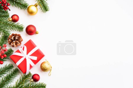 Foto de Caja de regalo de Navidad, abeto y decoraciones en fondos blancos. - Imagen libre de derechos