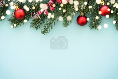 Téléchargez les photos : Fond de Noël et décorations rouges en arrière-plan de couleur. Image de pose plate avec espace de copie. - en image libre de droit