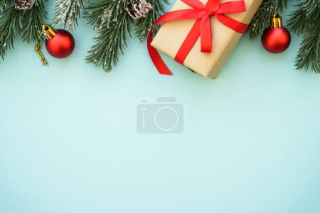 Foto de Regalo de Navidad y decoraciones rojas en el fondo de color. Imagen plana con espacio de copia. - Imagen libre de derechos