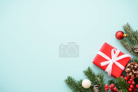 Téléchargez les photos : Coffret cadeau de Noël et décorations sur fond bleu. Image de pose plate avec espace de copie. - en image libre de droit