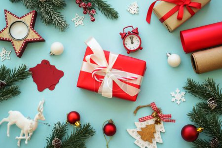 Téléchargez les photos : Cadeau de Noël et décorations de vacances à fond bleu. Emballage cadeau de Noël. Vue du dessus. - en image libre de droit