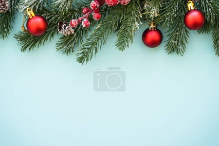 Téléchargez les photos : Fond de Noël et décorations rouges en arrière-plan de couleur. Image de pose plate avec espace de copie. - en image libre de droit