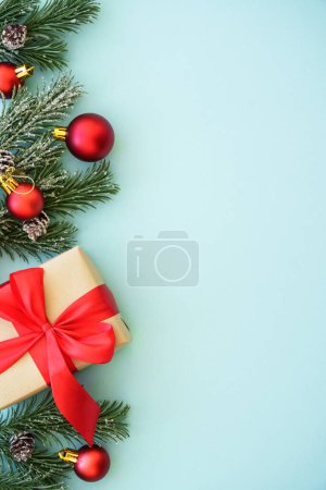 Téléchargez les photos : Fond de Noël. Coffret cadeau de Noël et décorations au bleu. Image de pose plate avec espace de copie. - en image libre de droit