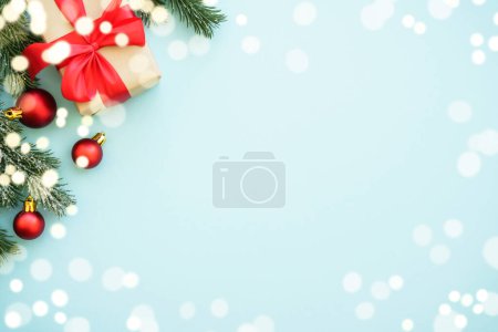Téléchargez les photos : Coffret cadeau de Noël et décorations avec cadre de vacances. Image de pose plate avec espace de copie. - en image libre de droit