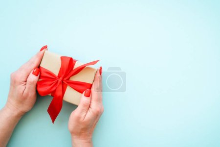 Foto de Boxeo, regalo de Navidad. Mujer dando regalo de Navidad. Imagen de vista superior. - Imagen libre de derechos