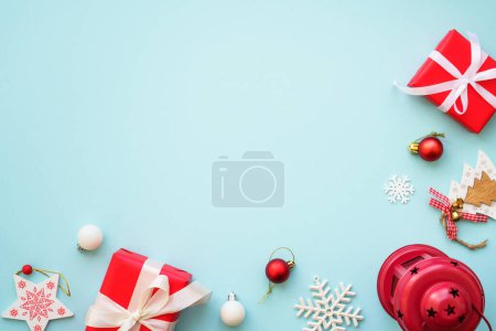 Téléchargez les photos : Fond de Noël. Coffrets cadeaux de Noël et décorations de vacances au bleu. Image de pose plate avec espace de copie. - en image libre de droit