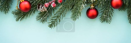 Foto de Fondo de Navidad y decoraciones rojas en el fondo de color. Formato de banner largo. - Imagen libre de derechos