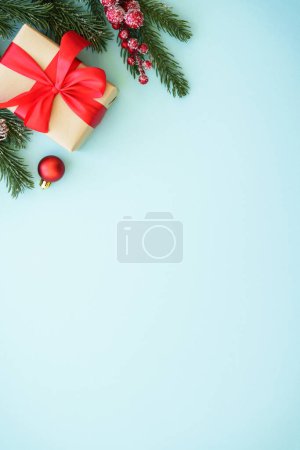 Téléchargez les photos : Coffret cadeau de Noël et décorations sur fond bleu. Image de pose plate avec espace de copie. - en image libre de droit