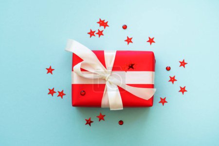 Téléchargez les photos : Coffret cadeau de Noël et décorations au bleu. - en image libre de droit