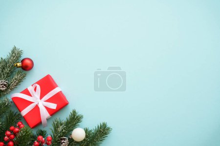 Téléchargez les photos : Coffret cadeau de Noël et décorations rouges sur fond bleu. Image de pose plate avec espace de copie. - en image libre de droit