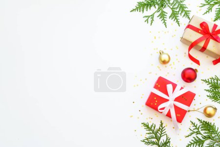 Téléchargez les photos : Noël Présentez la boîte et les décorations sur fond blanc. Vue supérieure avec espace de copie. - en image libre de droit