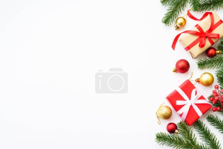Téléchargez les photos : Coffret cadeau de Noël, sapin et décorations sur fond blanc. - en image libre de droit