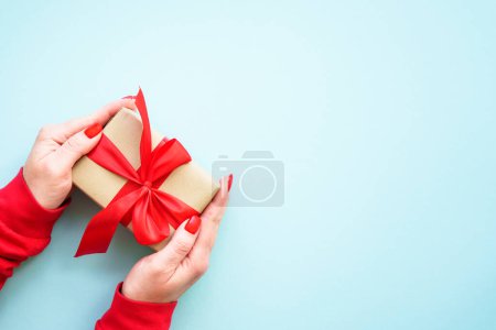 Téléchargez les photos : Le jour de la boxe, cadeau de Noël. Une femme qui donne un cadeau de Noël. Image vue du dessus. - en image libre de droit