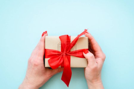 Téléchargez les photos : Une femme qui donne un cadeau de Noël. Image vue du dessus. - en image libre de droit