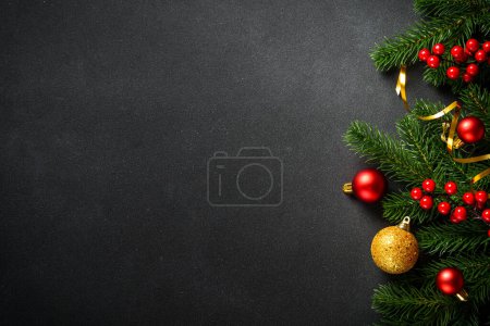 Téléchargez les photos : Noël noir fond plat laïc. Arbre de Noël avec décorations de vacances. - en image libre de droit