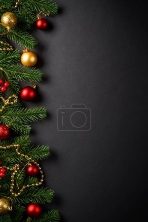 Téléchargez les photos : Noël noir fond plat laïc. Arbre de Noël avec décorations de vacances à fond noir. - en image libre de droit