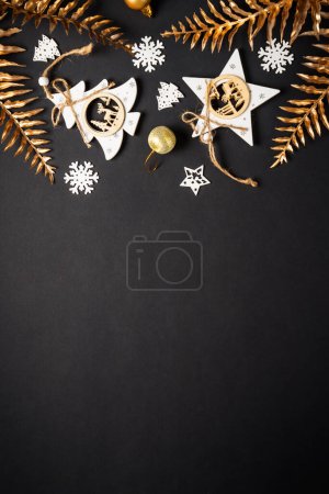 Téléchargez les photos : Style scandinave de Noël à fond noir. Arbre de Noël avec décorations de vacances au noir. Pose plate avec espace de copie. - en image libre de droit