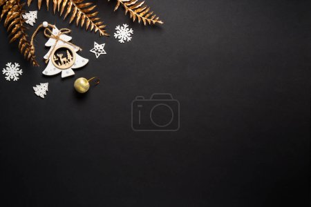Foto de Estilo escandinavo de Navidad en el fondo negro. Árbol de Navidad con decoraciones navideñas en negro. Piso con espacio de copia. - Imagen libre de derechos