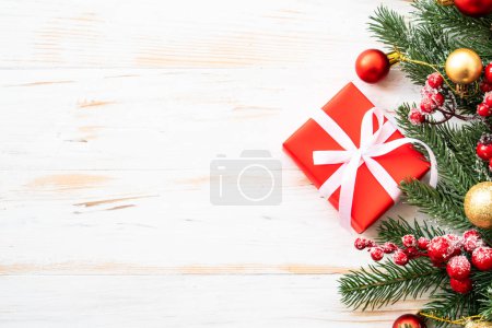 Téléchargez les photos : Fond de Noël. Coffret cadeau et décorations de Noël. Pose plate sur blanc avec espace de copie. - en image libre de droit