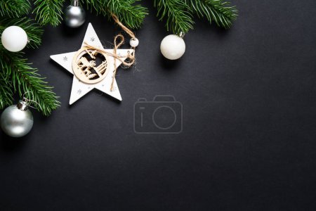 Téléchargez les photos : Carte de voeux de Noël. Fond de Noël avec des décorations de vacances blanches et dorées. Pose plate avec espace de copie au noir. - en image libre de droit