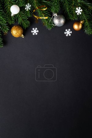 Téléchargez les photos : Carte de voeux de Noël, composition verticale. Fond de Noël avec des décorations de vacances au noir. Pose plate avec espace de copie. - en image libre de droit