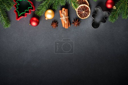 Foto de Fondo de comida navideña con especias y decoraciones navideñas en negro. Horneado de Navidad. Vista superior con espacio para texto. - Imagen libre de derechos