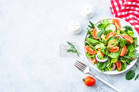 Foto de Ensalada verde con hojas y verduras. Comida vegana, comida dietética. Vista superior con espacio de copia en la mesa de piedra. - Imagen libre de derechos