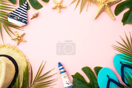 Foto de Verano plano yacía fondo. Hojas de palma, conchas marinas y accesorios en rosa. - Imagen libre de derechos