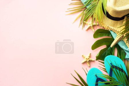 Téléchargez les photos : Plat d'été fond laïc. Feuilles de palmier, coquillages et tissu d'été sur fond rose. - en image libre de droit
