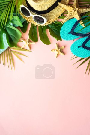 Foto de Verano plano yacía fondo. Hojas de palma, conchas marinas y tela de verano sobre fondo rosa. - Imagen libre de derechos