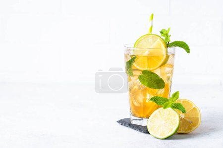Téléchargez les photos : Thé glacé ou limonade. Boisson d'été à table de cuisine. - en image libre de droit