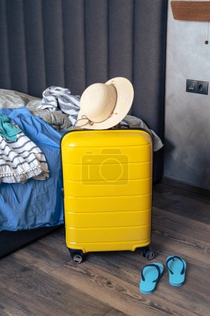 Foto de Antecedentes. Embalaje de equipaje para viajes de verano en el dormitorio. - Imagen libre de derechos