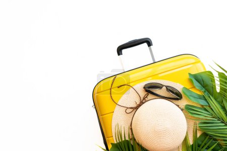 Téléchargez les photos : Vacances d'été, concept de voyage. Valise, chapeau et feuilles de palmier sur fond blanc. Pose plate avec espace pour le texte. - en image libre de droit