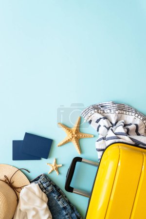 Foto de Fondo de viaje, vacaciones de verano. Maleta, pasaportes, sombrero y tela de verano sobre fondo azul. Imagen plana con espacio de copia. - Imagen libre de derechos