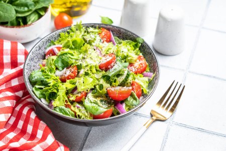 Téléchargez les photos : Salade de légumes verts aux feuilles fraîches. Aliments sains. - en image libre de droit