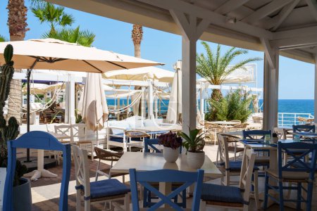 Foto de Restaurante en el mar Mediterráneo, Grecia, Creta. Vacaciones tradicionales de verano en el mar. - Imagen libre de derechos