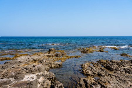 Téléchargez les photos : Mer, côte de mer magnifique avec des rochers dans une journée ensoleillée. - en image libre de droit