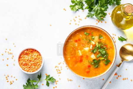 Téléchargez les photos : Soupe de lentilles, nourriture arabe traditionnelle. Vue de dessus sur blanc avec espace de copie. - en image libre de droit