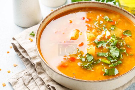 Téléchargez les photos : Soupe de lentilles, nourriture traditionnelle du Moyen-Orient. Gros plan. - en image libre de droit