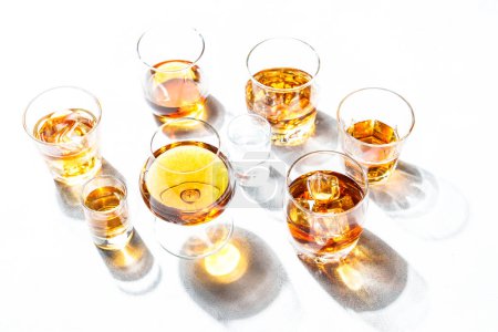 Foto de Bebida alcohólica fuerte. Coñac, whisky, ron, tequila en fondo blanco. - Imagen libre de derechos