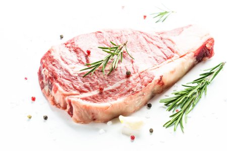 Téléchargez les photos : Un steak de boeuf. Ribeye steak viande crue sur blanc isolé. - en image libre de droit