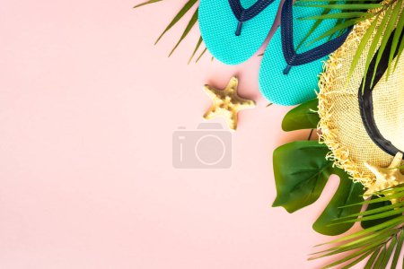 Foto de Vacaciones de verano y concepto de viaje. Hojas de palma, conchas marinas y sombrero sobre fondo rosa. Piso con espacio de copia. - Imagen libre de derechos