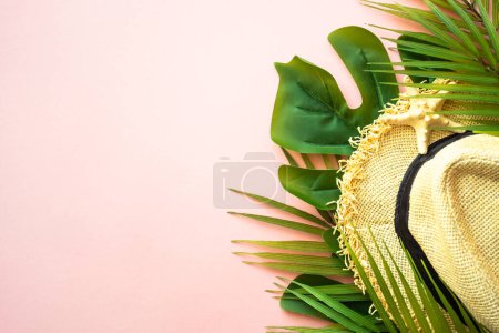 Foto de Composición de verano plano laico. Hojas de palma, conchas marinas, sombrero y gafas de sol sobre fondo rosa. - Imagen libre de derechos