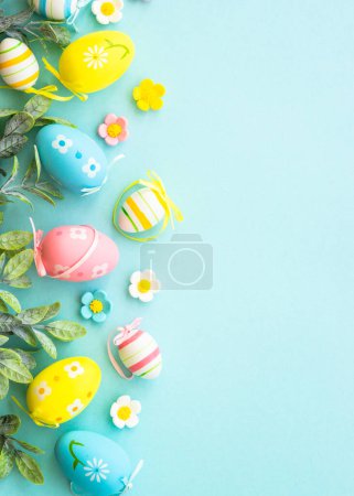 Foto de Fondo de Pascua o tarjeta de felicitación en azul. Huevos, hojas de primavera, flores y mariposas de colores. Piso con espacio de copia. - Imagen libre de derechos