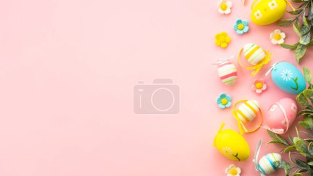 Foto de Fondo de Pascua. Huevos, hojas de primavera y flores en rosa. Piso con espacio de copia. - Imagen libre de derechos