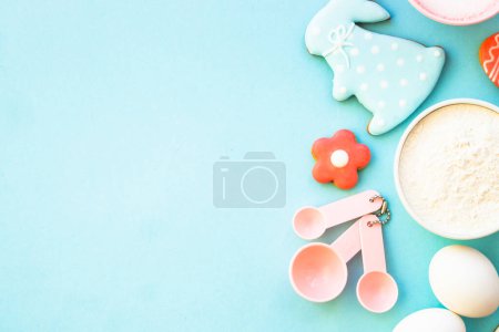 Foto de Hornear Pascua, Harina, edds, azúcar y galletas de jengibre. Vista superior en azul. - Imagen libre de derechos